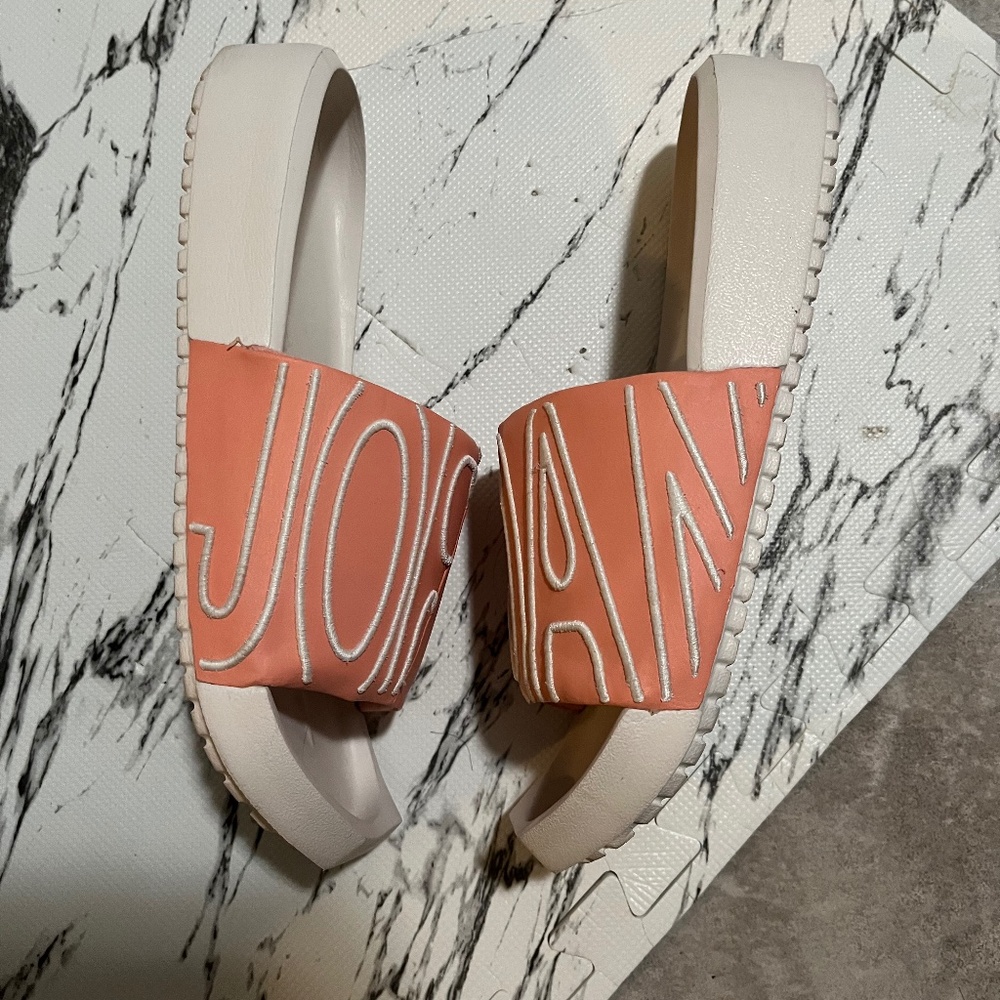 Pink Jordan slides size 9